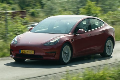 Tesla maakt spelletjes spelen tijdens rijden onmogelijk