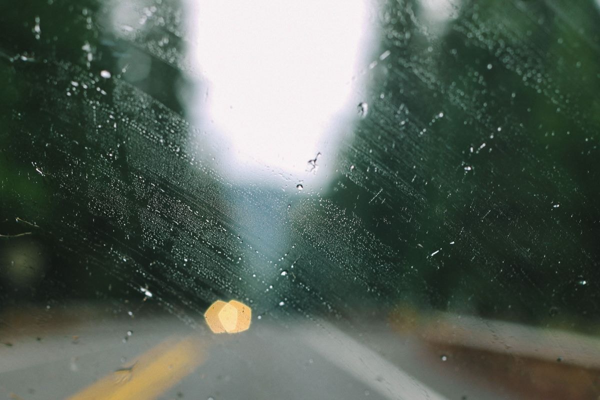 Regen voorruit nat Cole Keister Unsplash