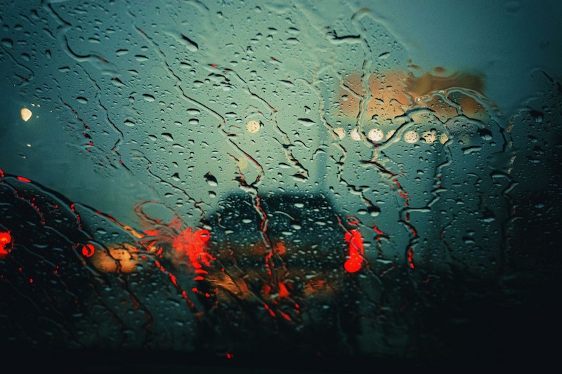 Regen voorruit nat Clay Leconey Unsplash