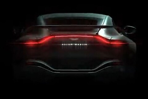 Aston Martin V12 Vantage laat achterkant zien