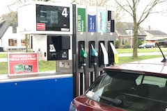Auto bij benzinestation Haan Euro95 Blue One Diesel