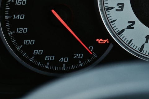 Kun je doorrijden als het rode olielampje brandt?