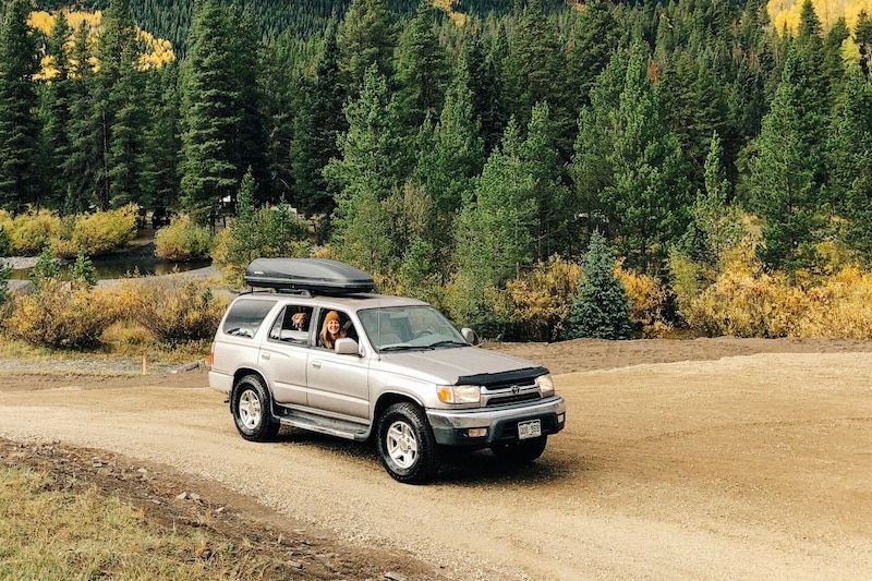 Dakkoffer SUV 4WD Foto Holly Mandarich Unsplash