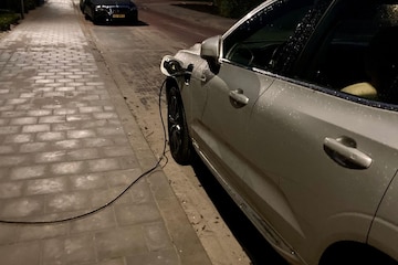 Laadkabel over stoep trottoir thuisladen