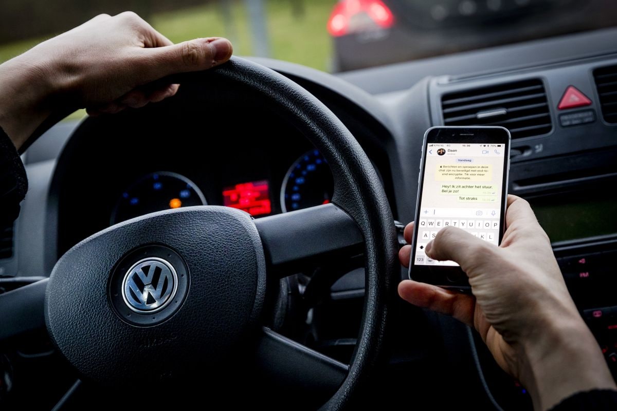 Appen telefoon achter het stuur (Foto: ANP)