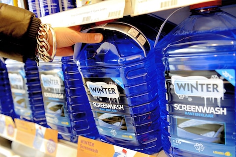 Hoe vaak moet je ruitenwisservloeistof bijvullen?