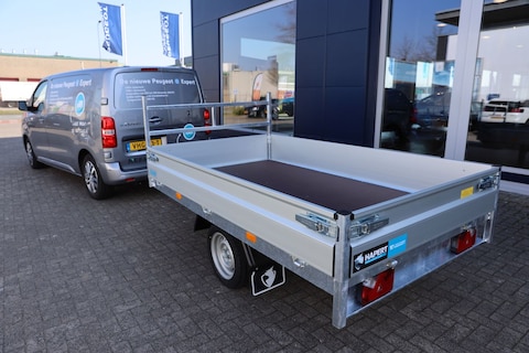 Een elektrische bestelbus met een aanhanger. Het kan.