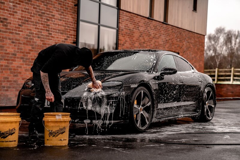 Auto wassen autowassen Taycan Foto Brad Starkey Unsplash