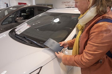 Auto kopen dealer showroom