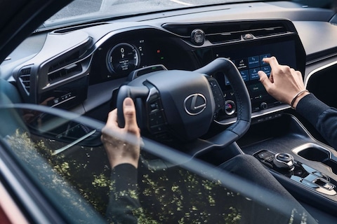 Elektrische Lexus RZ 450e toont dashboard