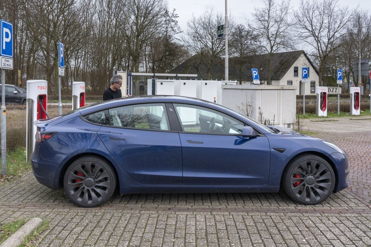 Tesla Model 3 laden