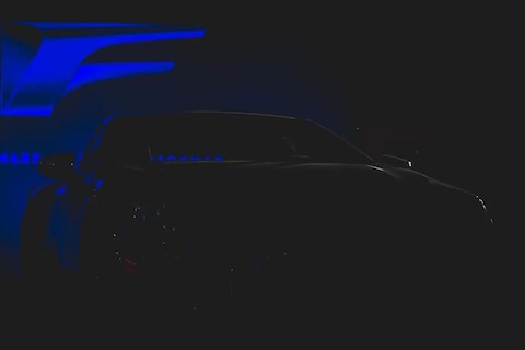 Geheimzinnige Lexus LC ‘F’ op duister beeld