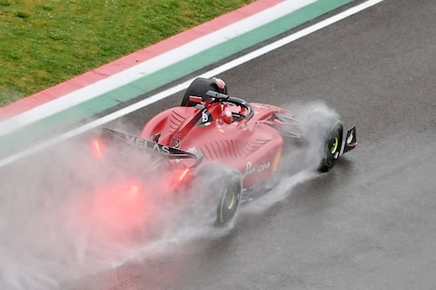 Ferrari's oppermachtig in eerste vrije training Imola