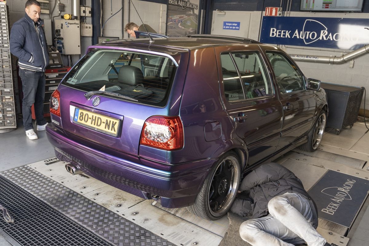 Volkswagen Golf op de rollenbank