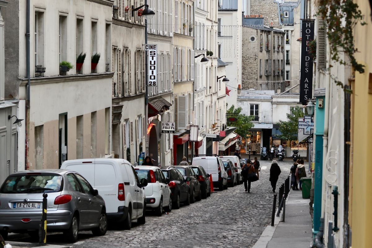 Parijs parkeren smalle straat