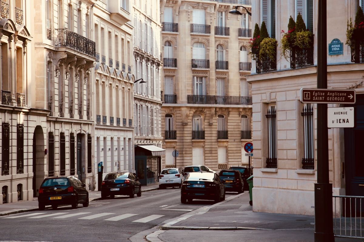 Parijs Avenue d'Iéna geparkeerde auto's