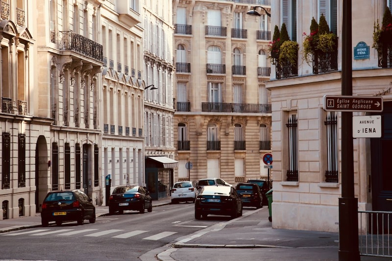 Parijs Avenue d'Iéna geparkeerde auto's