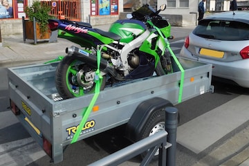 Ongeremde aanhanger met motorfiets