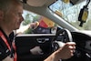 Zo moeilijk is het rijden met een volgauto in een wielerkoers