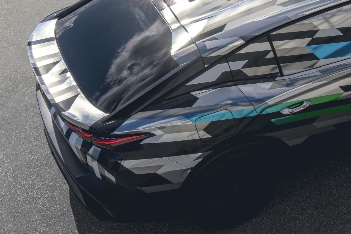 Peugeot 408 teaser