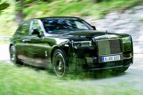 Rolls-Royce Phantom in het zwart gestoken