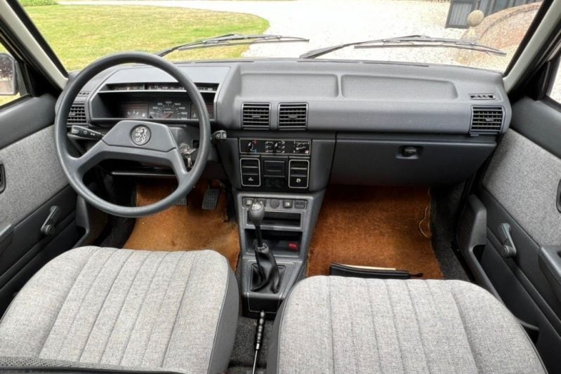 Peugeot 305
