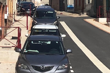 Geparkeerde auto's Frankrijk zon