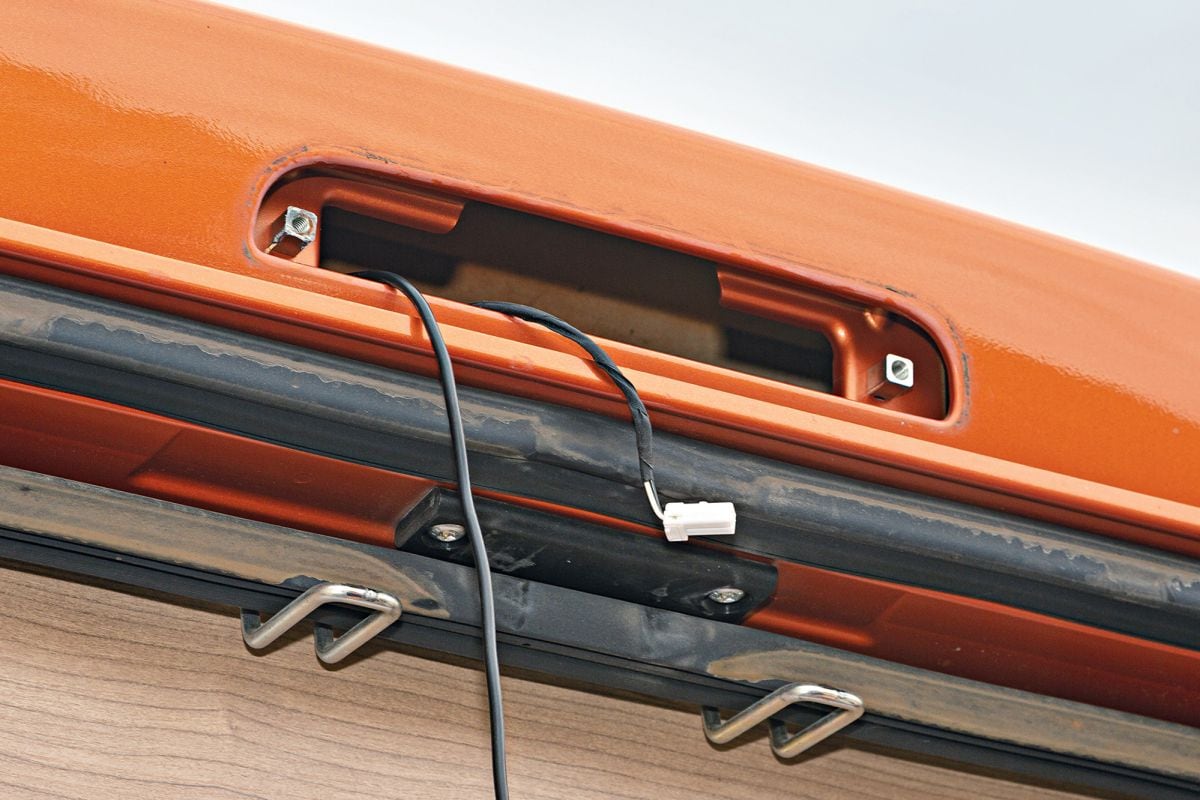 inbouw achteruitrijcamera camper 5-2 bekabeling trekken