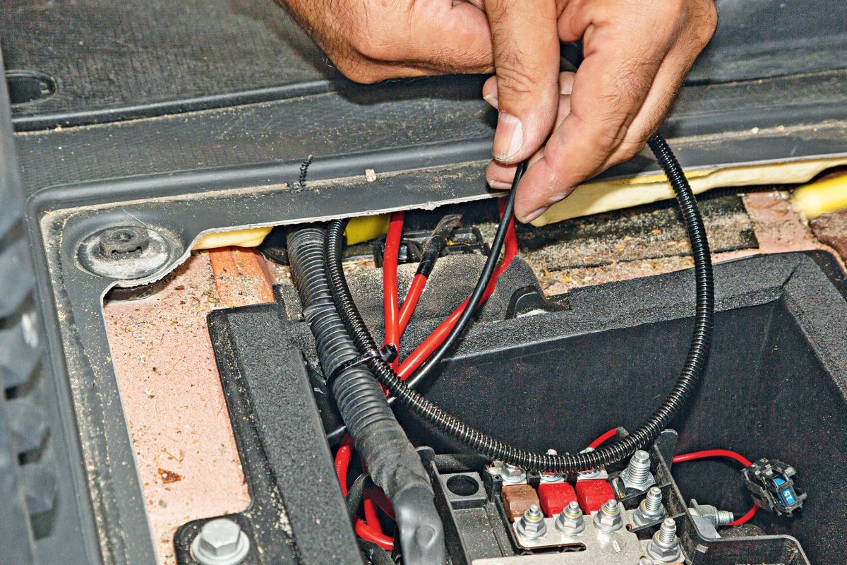 inbouw achteruitrijcamera camper 3-1 door kabelgoot leiden