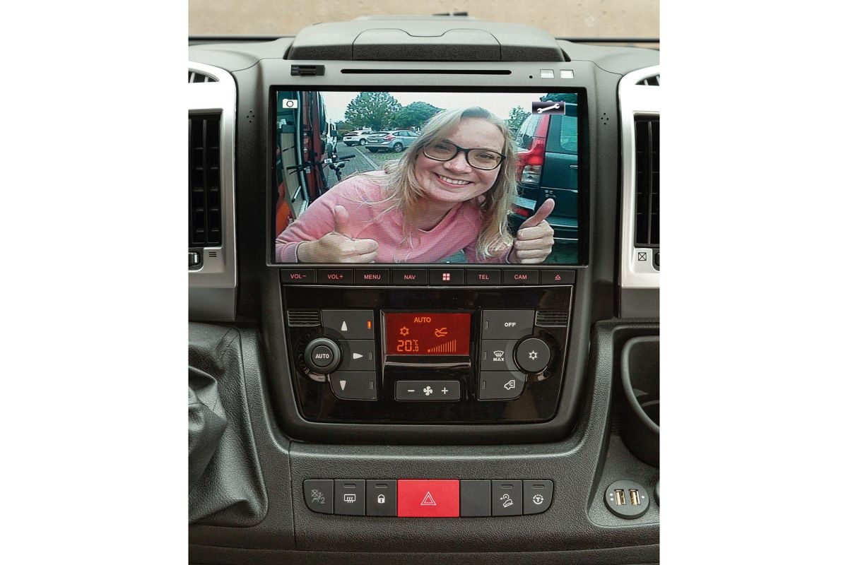 Inbouw dhc en achteruitrijcamera camper geinstalleerd dhc