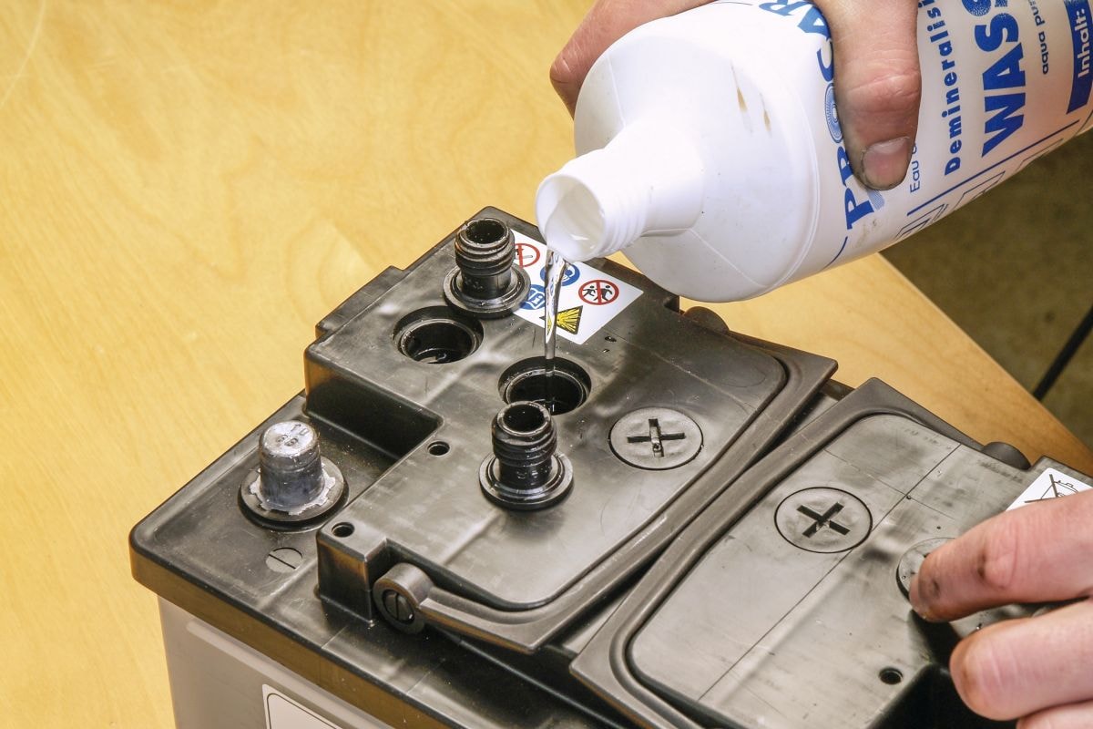 Oververhitte motor - accuvloeistof bijvullen