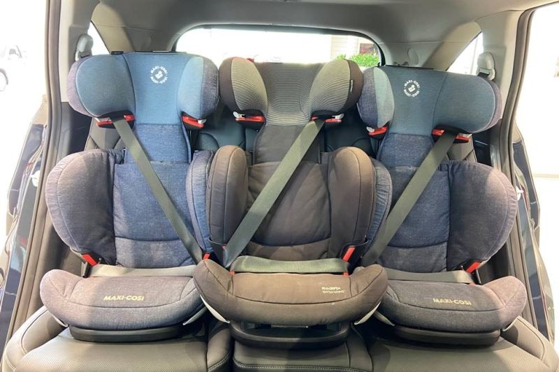 Drie autostoeltjes kinderstoeltjes op de achterbank