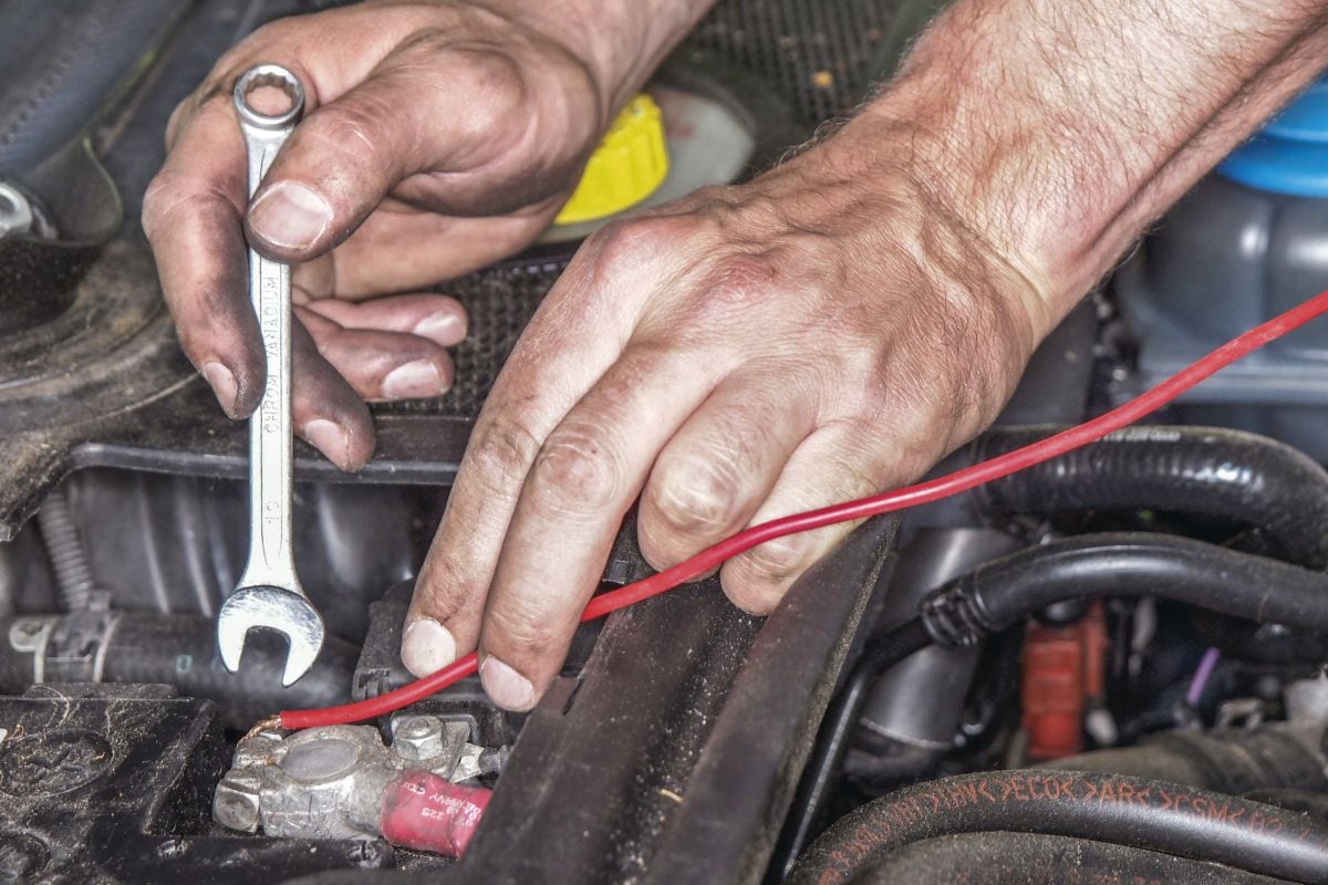 Oververhitte motor - hand met sleutel