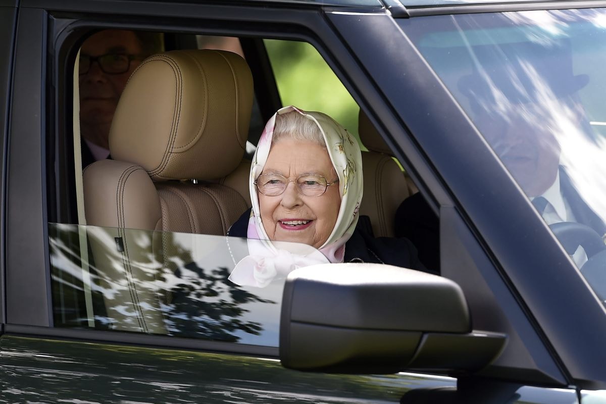 Queen Elizabeth achter het stuur van haar Range Rover (ANP)
