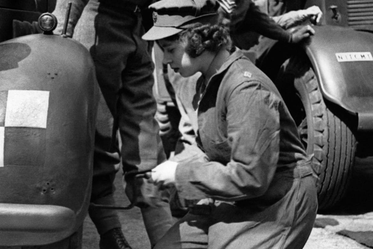 Queen Elizabeth als automonteur (ANP)