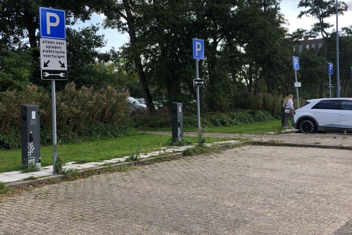 Parkeren bij laadpaal met en zonder onderbord alleen laden
