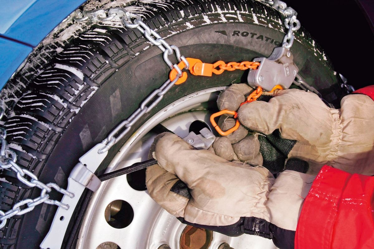 Winterklaar maken - sneeuwketting omleggen