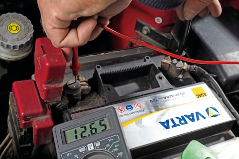 Zo laad je een zwakke auto-accu goed op