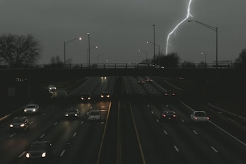Bliksem snelweg (Foto Clay Banks Unsplash)