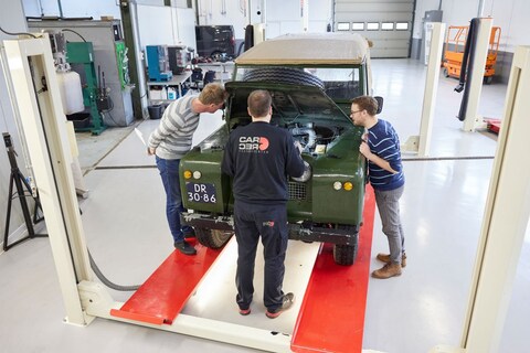 Land Rover Series II 88 Metal Top (1965) - Klokje rond klassiek