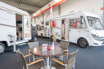 Camper showroom met verschillende typen campers