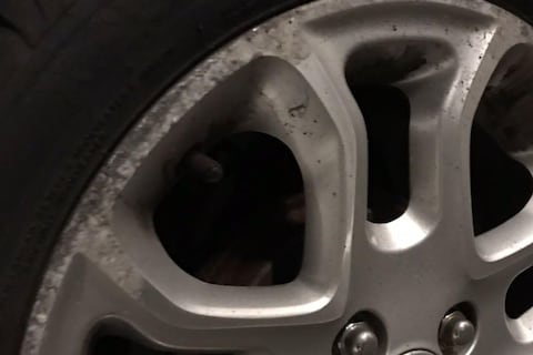 Zo kun je zelf een lichtmetalen wiel repareren