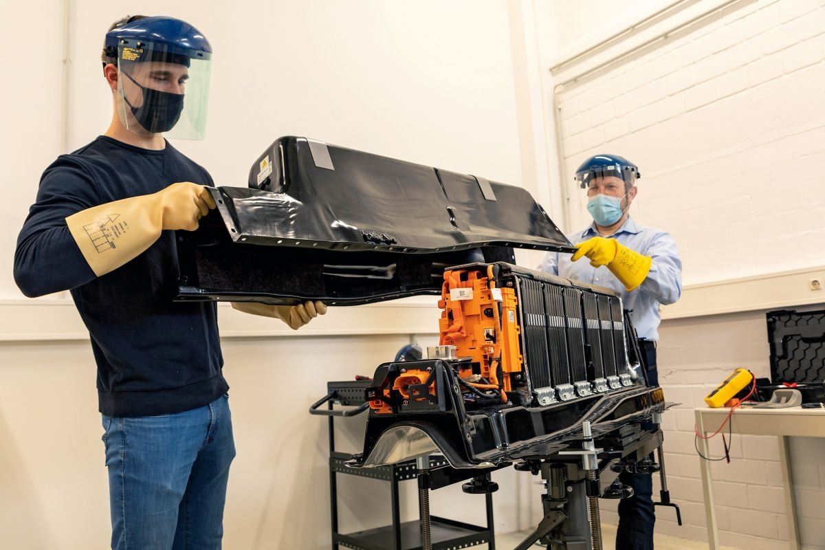 Reparatie tractiebatterij Volvo XC60 - afnemen afdekking