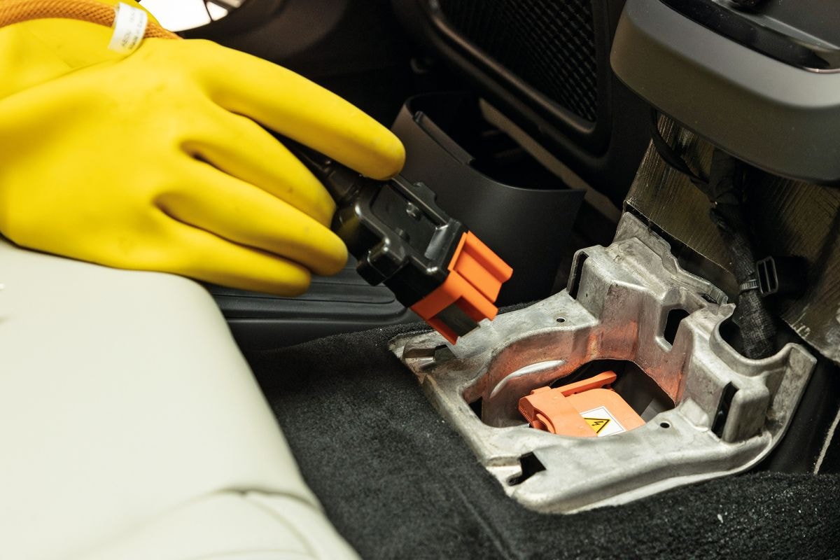 Reparatie tractiebatterij Volvo XC60 - losmaken contact