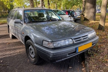 Mazda 626 Wagon In het Wild met blur