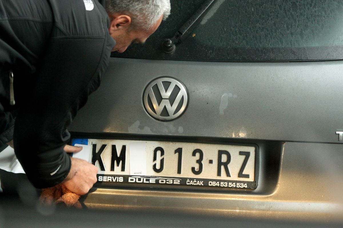 Kenteken Servië (in Kosovo) (ANP)