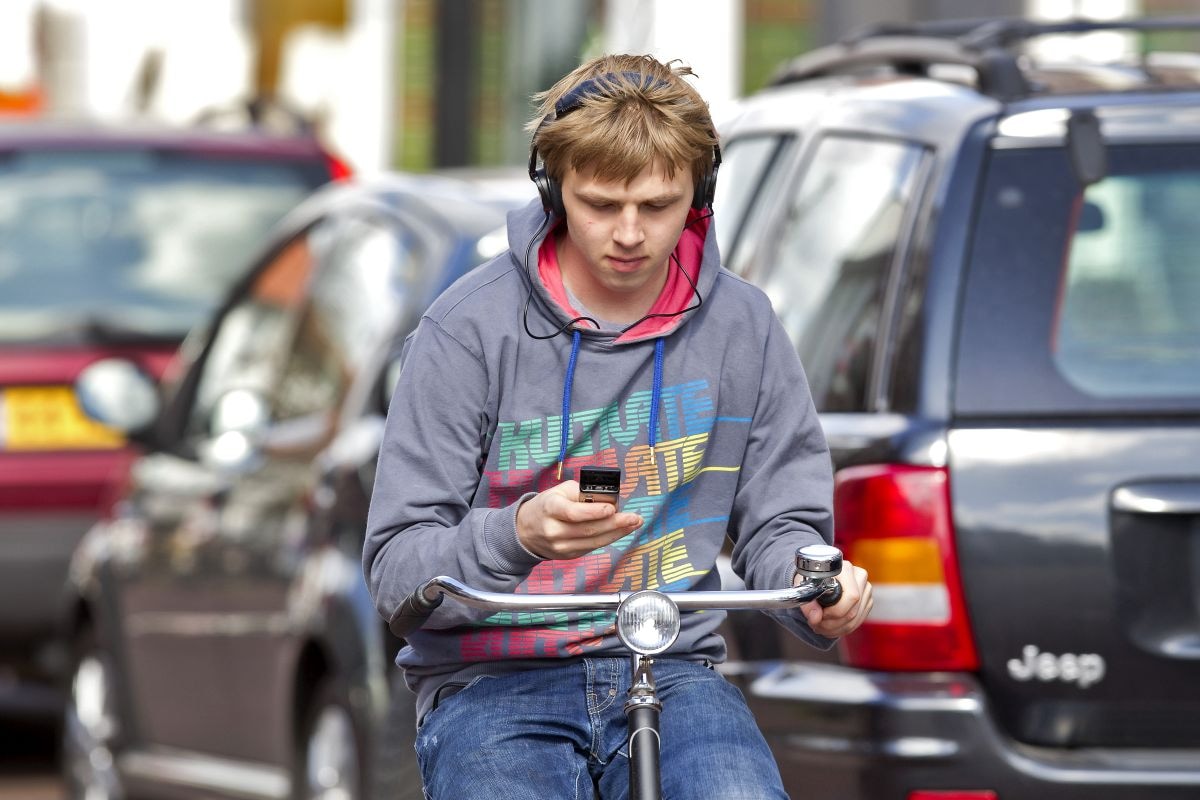 Koptelefoon en mobieltje in verkeer ANP