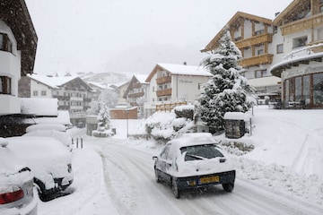 Parkeren wintersport Fiss Tiro sneeuw (ANP)