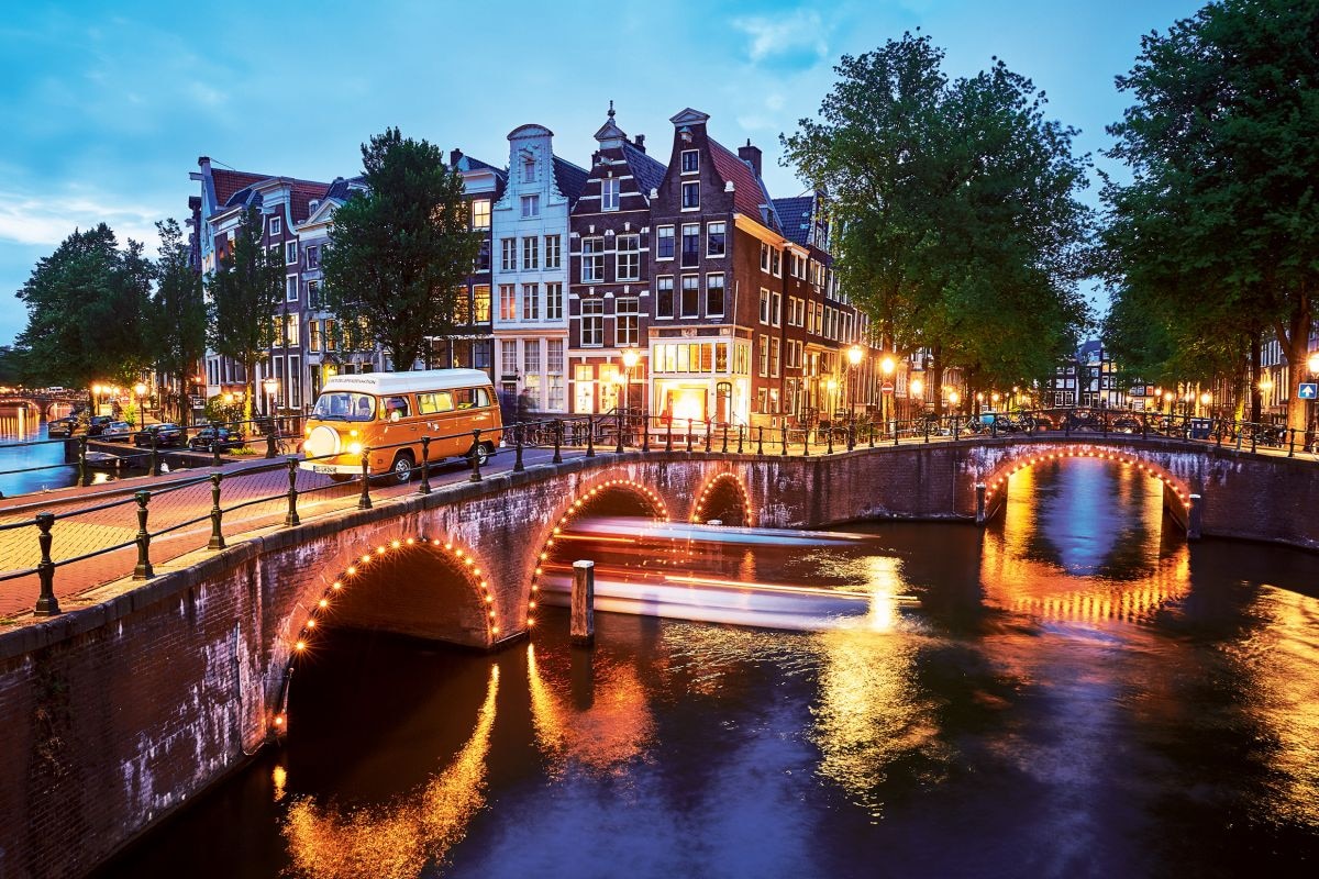 Camper T2 Amsterdam Grachten brug avond