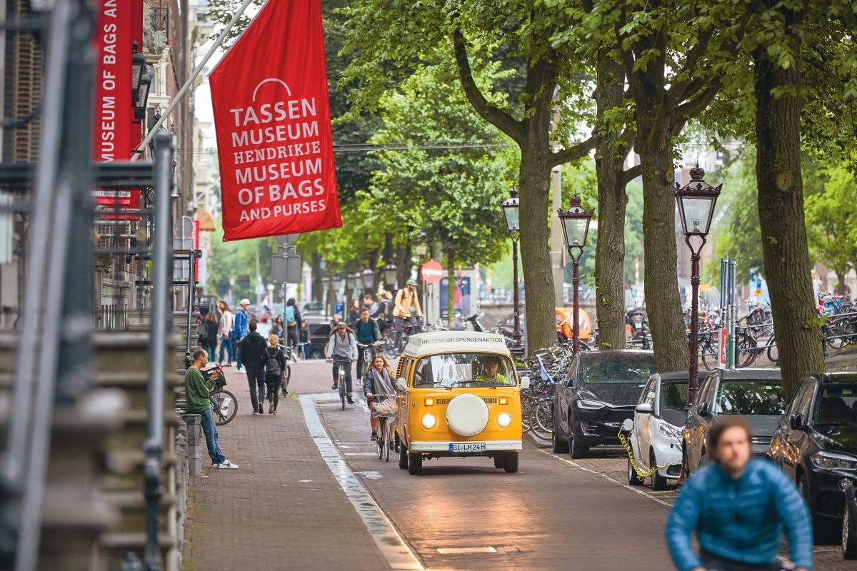 Camper T2 Amsterdam Fietsers geparkeerde auto's